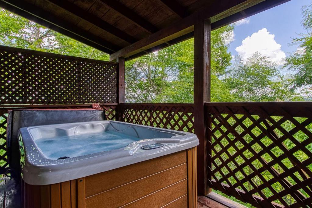 Forever Yours, Hot Tub, 1089 Of Free Attraction Tickets For Each Paid Day, Dollywood And More Pigeon Forge Exterior foto